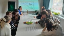 Anna Ježková, zakladatelka RoSy a studenti TUL při společné diskusi nad návrhy